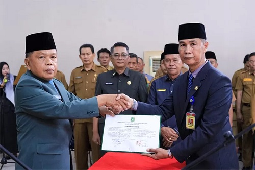 Bupati Meranti, Asmar melantik Sudandri Jauzah sebagai Sekdakab Meranti.(foto: riaupos.co)