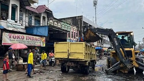 Pemko Pekanbaru keruk drainase yang tersumbat sampah di Jalan Teratai (foto/ist)