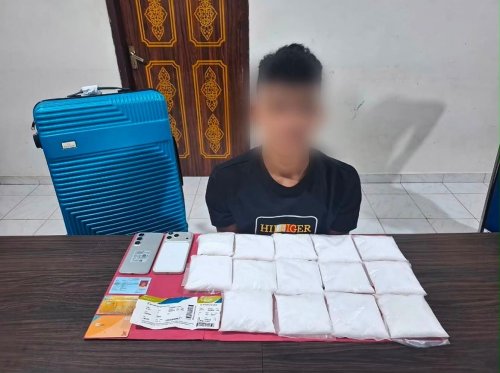 Tersangka kurir narkoba jaringan Aceh saat diamankan di Bandara SSK II Pekanbaru.(foto: mcr)
