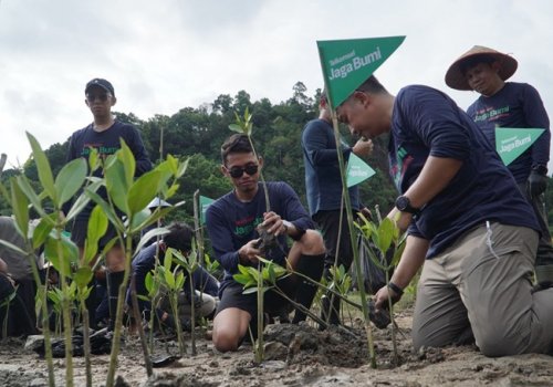 Telkomsel gandeng komunitas lestarikan pesisir lewat program jaga bumi.