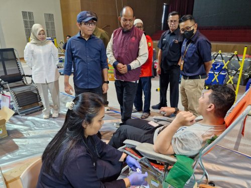Mill Operations Support Director PT RAPP, Suhdi Yaqub, didampingi Ketua KDD Riau Kompleks, Nurul Azmi, HR Manager Fahrizal Tampubolon, Perwakilan Pengurus Keluarga Donor Darah Provinsi Riau, H. Raylus meninjau dan berinteraksi dengan pendonor KDD ke 75.