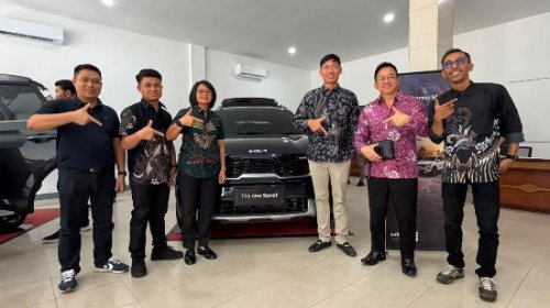 Manajemen Dealer KIA Soekarno Hatta Pekanbaru foto bersama usai soft opening, Jumat (10/7/2026). Foto Istimewa