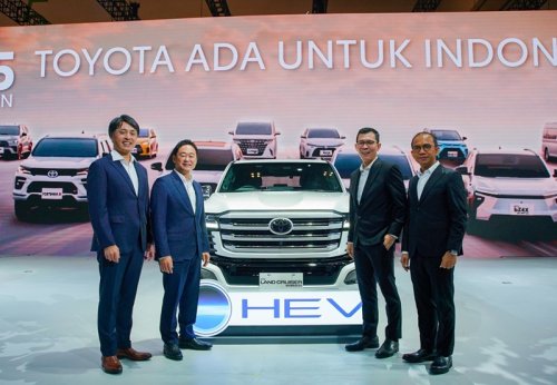 TAM Hadirkan Model-Model Terbaru Kendaraan Elektrifikasi (xEV) Toyota di GIIAS 2026, Presiden Direktur PT Toyota-Astra Motor (TAM) Takuya Yokohama (kedua kiri) dan Wakil Presiden Direktur TAM Jap Ernando Demily (kedua kanan) bersama jajaran direktur TAM lainnya, yaitu Bansar Maduma (kanan) dan Hiroyuki Oide (kiri), berfoto bersama dikelilingi jajaran kendaraan elektrifikasi (xEV) Toyota yang ditampilkan TAM di booth Toyota pada penyelenggaraan GAIKINDO Indonesia International Auto Show (GIIAS) 2026 di ICE BSD City, Tangerang, Banten, Rabu (29/07). 