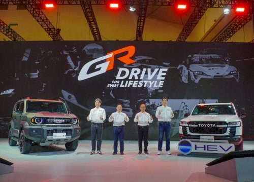TAM Hadirkan Warna Berbeda Lewat GAZOO Racing dan Keluarga Land Cruiser di GIIAS 2026, Presiden Direktur PT Toyota-Astra Motor (TAM) Takuya Yokohama (kedua kiri) bersama jajaran direksi TAM, Bansar Maduma (kedua kanan), Hiroyuki Oide (kiri), dan Satoshi Tanaka (kanan), usai Toyota GAZOO Racing Press Conference di booth Toyota, Jumat (31/7). 