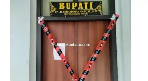 Ruangan kerja Bupati Kuansing, Suhardiman Amby disegel KPK (foto/tribunpekanbaru)
