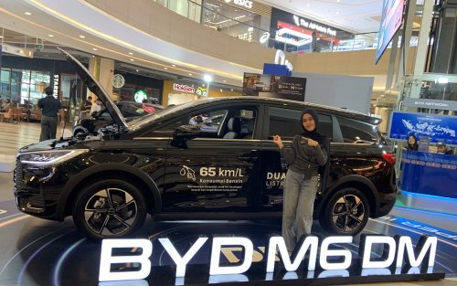 BYD M6 DM hadir di Mal Living World Pekannbaru.(foto: meri/halloriau.com)