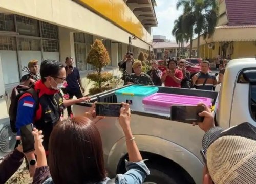 Tim jaksa penyidik Pidsus Kejati Riau usai melakukan penggeledahan di Disdik Riau, membawa 3 buah kotak kontainer berisi barang bukti, Kamis (23/7/2026) 
