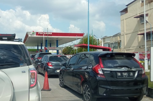 Antrean panjang kendaraan mengisi BBM pertalite di SPBU Arengka Pekanbaru.(foto: barkah/halloriau.com)