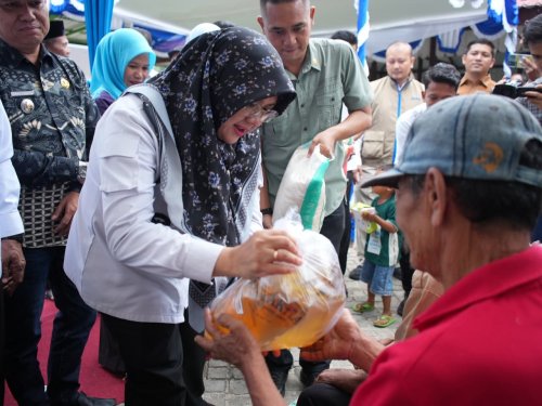 Bupati Siak, Afni bersama Bulog menyalurkan bantuan pangan untuk ribuan warga (foto/int)