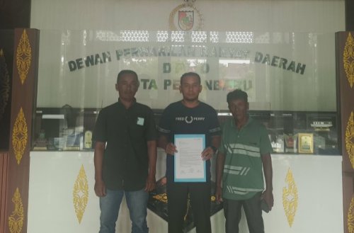 Tiga calon ngadu ke DPRD Kota Pekanbaru terkait pemilihan RW di Okura yang bermasalah (foto/Mimi)