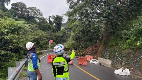 Usai pembersihan material longsor, Jalur Lembah Anai kembali beroperasi normal (foto/detik)