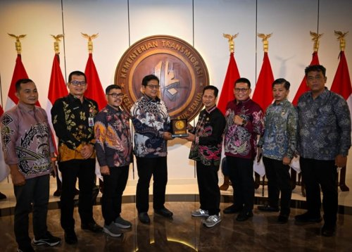 Wakil Menteri Transmigrasi, Viva Yoga Mauladi (keempat dari kiri) menerima cinderamata dari plt Bupati Kuansing Muklisin (kelima dari kiri). Foto: Humas Kementrans